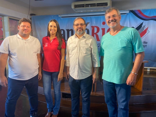 Aline Aparecida de Oliveira, reintegrada do Personalité, ao lado de Edelson Figueiredo (E), José Ferreira e Adriano Campos 