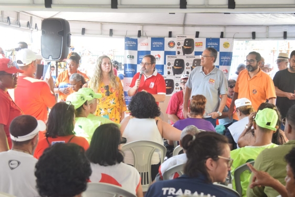 O presidente do Sindicato dos Bancários do Rio José Ferreira ao lado da vice, Kátia Branco,  dialogando com a população sobre a importância da organização coletiva dos trabalhadores e trabalhadoras 