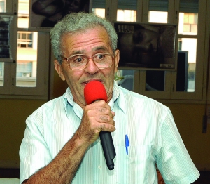 Edmílson Martins                      de Oliveira (1972)* Os 90 anos de existência do Sindicato dos Bancários do Rio de Janeiro significa resistência através dos tempos. Nesses 90 anos, o Sindicato, bravamente, enfrentou prepotências, enfrentou opressão e repressão. Com derrotas e vitórias, resistiu, manteve-se na luta, sempre fiel aos interesses da categoria bancária e da classe trabalhadora. O sindicato passou por duas ditaduras sangrentas, que estiveram a serviço do imperialismo e do capital nacional e internacional. Enfrentou governos que se submeteram ao mercado de capital, mas não entregou os pontos, manteve-se sempre ao lado dos trabalhadores. O Sindicato, nesses 90 anos, fez história. Com todos os problemas e dificuldades, foi exemplo de luta para várias gerações de bancários e de outros trabalhadores brasileiros. Que as novas gerações se mantenham firme, sem titubear, a tradição de lutas do sindicato e que nunca deixem que apaguem essa chama acesa há 90 anos.