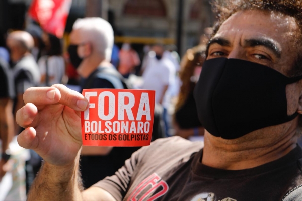 Manifestantes pediram o impeachment do presidente Bolsonaro e o fim do atual governo como única forma de o país conseguir defender a vida, da geração dos empregos e a retomada do desenvolvimento econômico. 