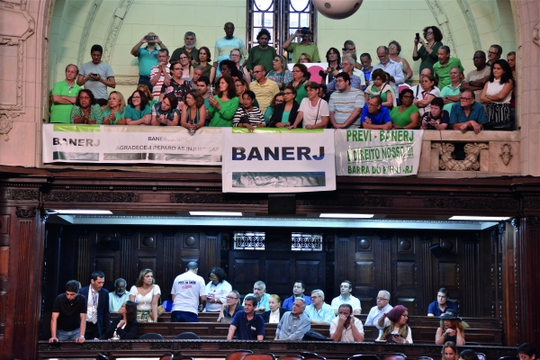 Banerjianos lotam plenário, mas votação é adiada