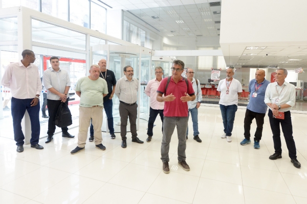 Diretores do Sindicato protestaram contra a extinção de agências físicas e as demissões no Bradesco. A atividade desta sexta-feira (12) aconteceu na agência Rio Centro, nacRua Primeiro de Março, no Centro