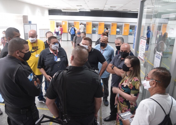 Policiais militares foram chamados pelo banco mas não conseguiram inibir o protesto dos bancários contra o desmonte do BB