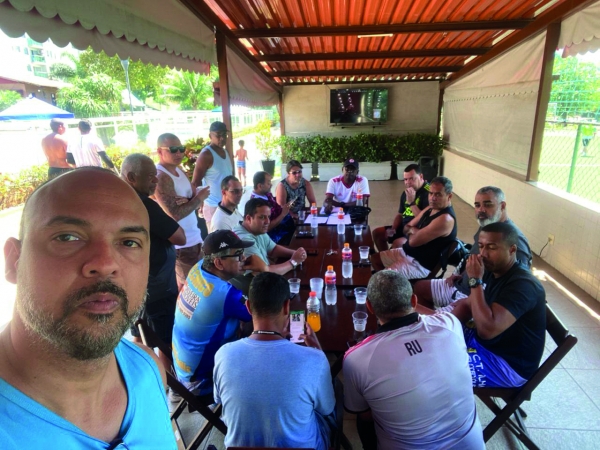 O diretor do Cultural Gilberto leal (à frente) e o diretor Jorge Lourenço (ao fundo), organizador da Copa, ao lado de Marcos Vicente (E), com os representantes dos times, que definiram o regulamento da Copa 2023