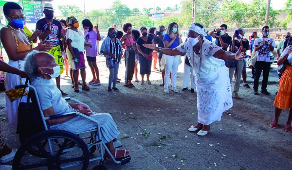 Ato em frente ao Memorial em protesto contra racismo