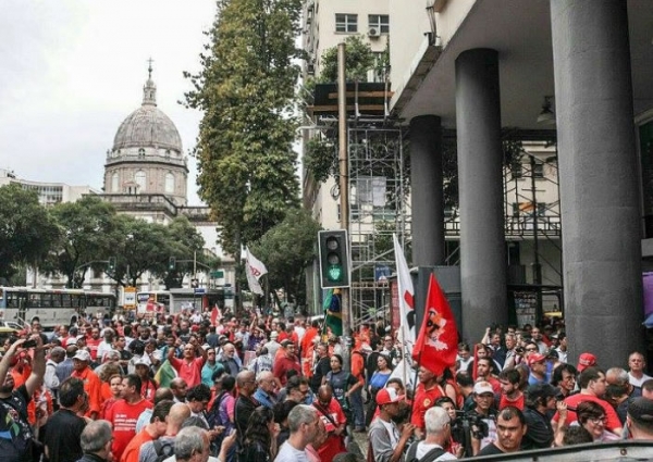 Trabalhadores se concentram na Eletrobras para ato em defesa da soberania no RJ