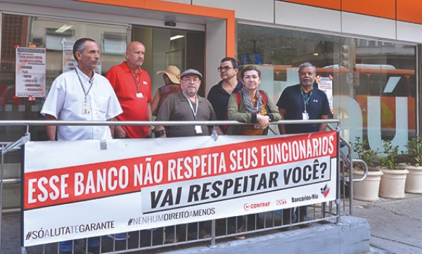 Diretores do Sindicato durante a paralisação em uma das sete agências do Itáu, em Copacabana. Clientes apoiaram o protesto