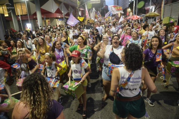 TODOS CONTRA A DISCRIMINAÇÃO - A passeata das mulheres, da Candelária à Cinelândia contou com a participação de milhares de pessoas e militantes do movimento sindical e social