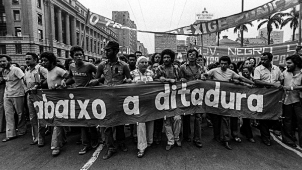 Manifestação contra a ditadura militar. A democracia foi conquistada com alto preço: mortes, tortura, prisões e exílios de quem se opôs ao regime