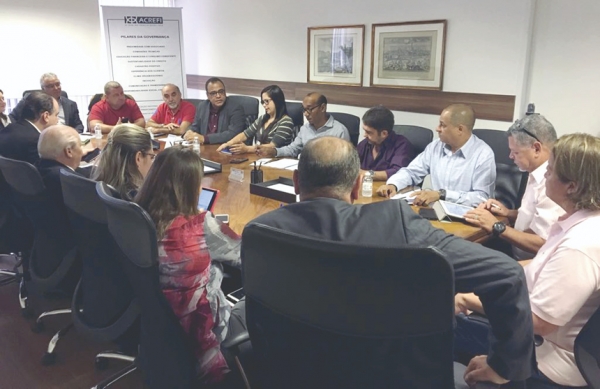 NEGOCIAÇÃO POSITIVA - O diretor do Sindicato do Rio, Sérgio Menezes (de vermelho, o quarto à esquerda) participou da mesa de negociação dos financiários, em São Paulo