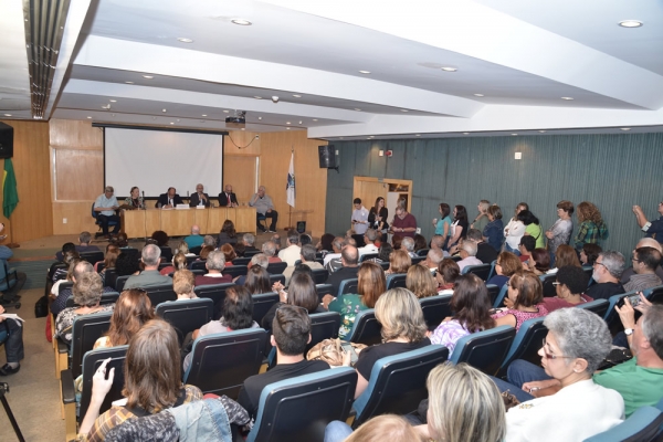 Recuperar direitos previdenciários, devolvendo as reservas de poupança foi o tema debatido entre deputados e ex-funcionários, com presença do Sindicato