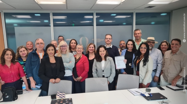 Integrantes da COE posam para foto após entrega da pauta de reivindicações específica. Foto: Contraf-CUT.