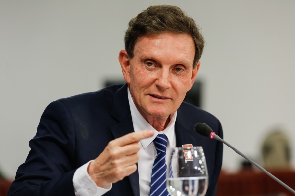 O prefeito do Rio Marcelo Crivella cedeu a pressão dos bancos e recuou, permitindo o funcionamento das agências. Agora toma medida que, na prática, não protege os idosos dos riscos do Covid-19