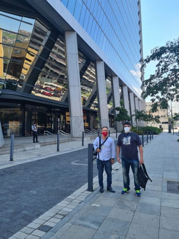 SEMPRE JUNTO COM VOCÊ - Paulo Matileti e Carlos Lima cobram melhores condições de trabalho para os empregados da Caixa que trabalham no edifício Aqwa, no bairro da Saúde, região portuária do Rio