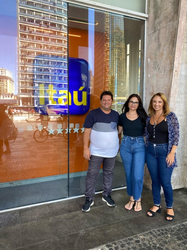 Ana Cláudia,  funcionária do Itaú Unibanco, comemorou a sua reintegração ao lado dos diretores fo Sindicato,  Edelson Figueiredo (Saúde) e Adriana Nalesso (Jurídico)