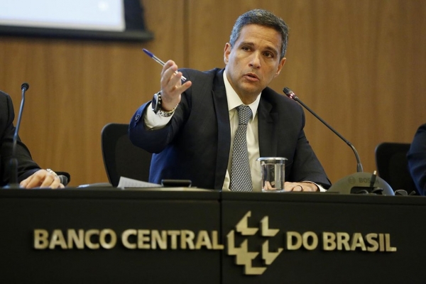 CARTA BRANCA PARA OS BANQUEIROS - Roberto Campos Neto, presidente do BC trabalhou 18 anos para o Santander. O cartel dos bancos passará a controlar a política econômica no BC independentemente de quem for eleito presidente