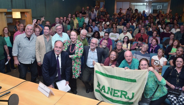 Gilberto Palmares (PT) e Paulo Ramos (PDT), autores do projeto original sobre a Previ-Banerj junto com os banerjianos, em 2018. A luta dos bancários continua em busca de uma vitória histórica