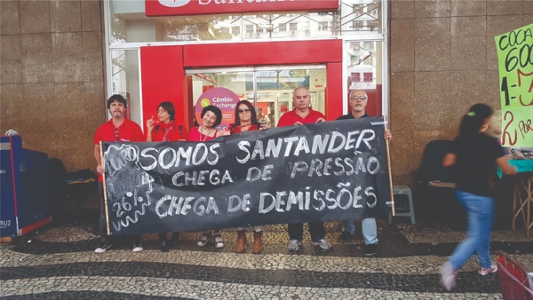 Superintendente do Santander nega  demissões no call center do Rio