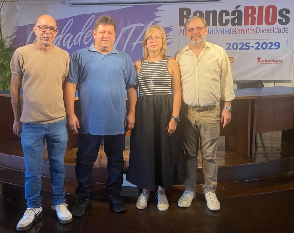 A banc&aacute;ria do Ita&uacute; Monique Pereira Freitas, ao lado do presidente do Sindicato Jos&eacute; Ferreira (D) e dos diretores da entidade, Edelson Figueiredo e Wanderlei Silva (E), agradeceu o apoio do Departamento Jur&iacute;dico e da Secretaria de Sa&uacute;de em sua vit&oacute;ria na Justi&ccedil;a