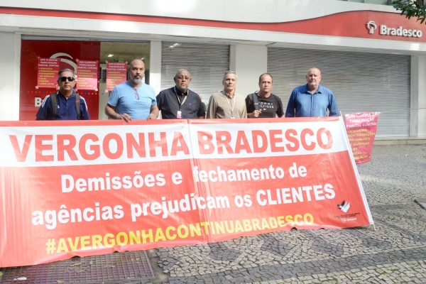Manifesta&ccedil;&atilde;o no Rio contra o fechamento de ag&ecirc;ncias e as demiss&otilde;es no Bradesco teve retardamento de abertura em tr&ecirc;s unidades do Centro 