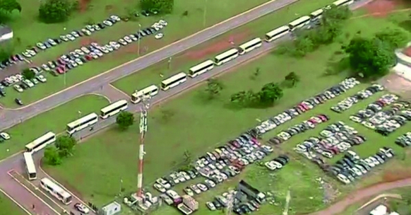 Ônibus levam presos, para a Polícia Federal, golpistas  que estavam em frente do QG do Exército