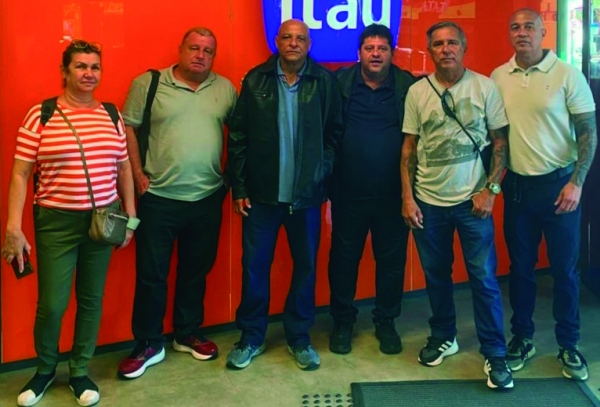 Diretores do Sindicato, em Madureira, durante a campanha em defesa dos empregos e condi&ccedil;&otilde;es de trabalho dos banc&aacute;rios e o direito dos clientes do atendimento no caixa presencial 