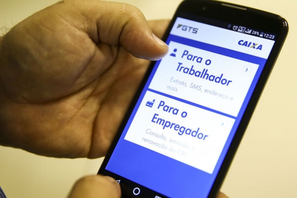 Trabalhadores podem sacar até R$500 de FGTS