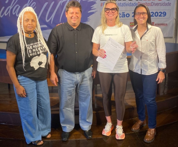 Adriana Nascimento, do Ita&uacute;, comemora sua reintegra&ccedil;&atilde;o ao lado da diretora do Sindicato J&ocirc; Ara&uacute;jo (E), do diretor de Sa&uacute;de Edelson Figueiredo e da advogada do caso, Nath&aacute;lia Miranda 