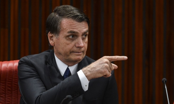 ARROUBOS AUTORITÁRIOS - Bolsonaro, por não conseguir um golpe militar como gostaria, ataca a democracia através de leis que inibem a livre manifestação e expressão 