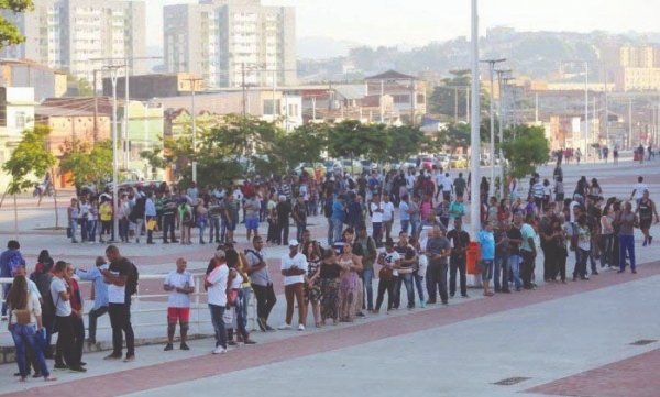 A FACE DO GOVERNO TEMER – O desemprego levou mais de 30 mil pessoas ao estádio  do Engenhão em busca de uma das 5 mil vagas de emprego oferecidas num mutirão  feito por várias empresas. Trabalhadores madrugaram na fila