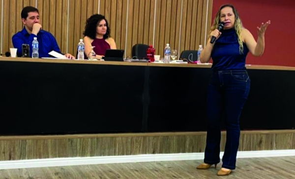 A presidenta em exercício do Sindicato,  Kátia Branco, fala durante a reunião nacional.