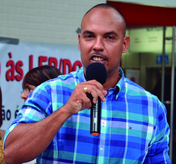 Gilberto Leal, diretor do Cultural do Sindicato, convida toda a família bancária para a festa  do Forró do “’Tô Durão’, que terá recreação para crianças.  A banda Canacaiana vai esquentar  o frio do inverno com forró e o melhor da música nordestina