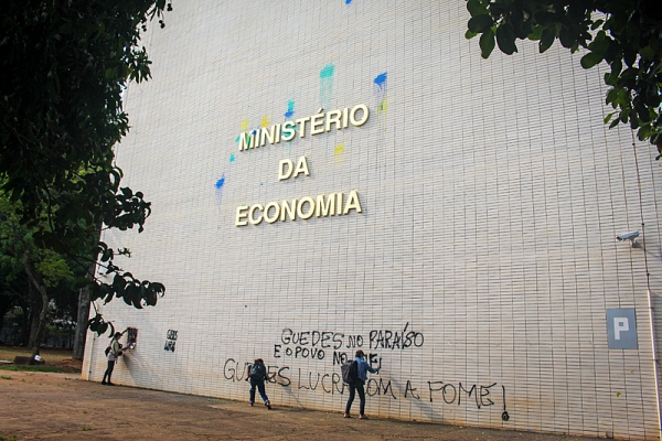 Trabalhadores rurais protestaram em frente ao prédio do Ministério da Economia: enquanto Guedes e Roberto Campos Neta faturam milhões em paraíso fiscais com a política da alta do dólar, o povo brasileiro passa aperto e fome