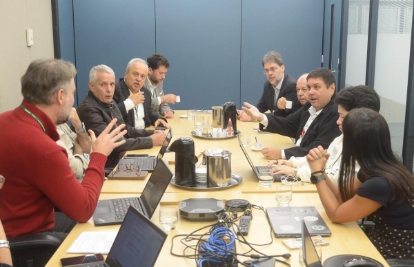 Vin&iacute;cius Assump&ccedil;&atilde;o e Alexandre Batista numa mesa de negocia&ccedil;&atilde;o com a dire&ccedil;&atilde;o do BNDES