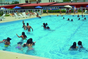 Piscina adulto e infantil, uma ótima pedida para se refrescar nos dias quentes de verão