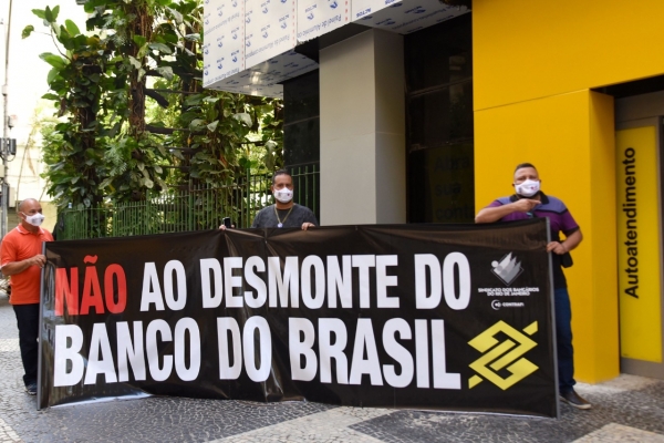 Protestos foram feitos nas agências, entre elas a da Senador Dantas (foto).