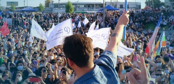 Povo chileno comemora a vitória do candidato da esquerda, o jovem Gabriel Boric