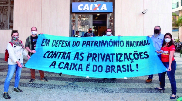 José Ferreira (centro) e dirigentes sindicais em paralisação na Caixa. O Sindicato cobra a contratação de concursados para acabar com a sobrecarga de trabalho no banco