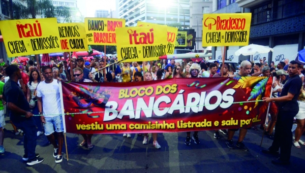 Com a tradicional cr&iacute;tica pol&iacute;tica bem-humorada, o bloco da categoria criticou os  bancos pelos juros altos e pela explora&ccedil;&atilde;o dos banc&aacute;rios. O diretor do Sindicato  La&eacute;rcio Pereiraveio fantasiado de Donald Trump, em cr&iacute;tica ao presidente dos EUA