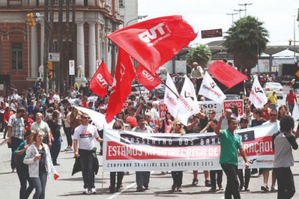 Bancários, em Porto Alegre, protestam contra o Banrisul contra os ataques do governo estadual, que quer privatizar o banco