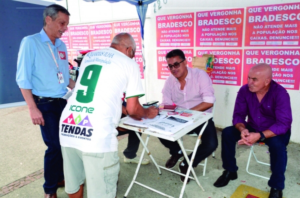 O Sindicato colhendo assinaturas numa agência da Ilha do Governador para o Bradesco atender clientes e  usuários presencialmente nas agências