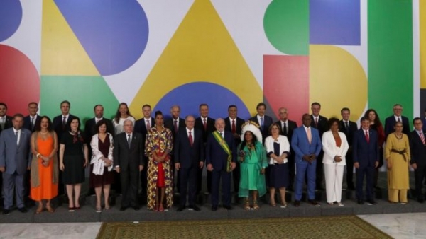 Ministério de Lula posa para foto após a posse do novo presidente