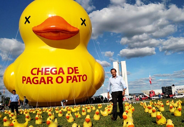 : O POVO CONTINUA PAGANDO A CONTA - O presidente da FIESP Paulo Skaf durante protesto que ajudou a derrubar o governo Dilma Rousseff. Os industriais mudam o discurso, mas na prática apoiam todas as medidas do governo Bolsonaro que aprofundam ainda mais a crise econômica